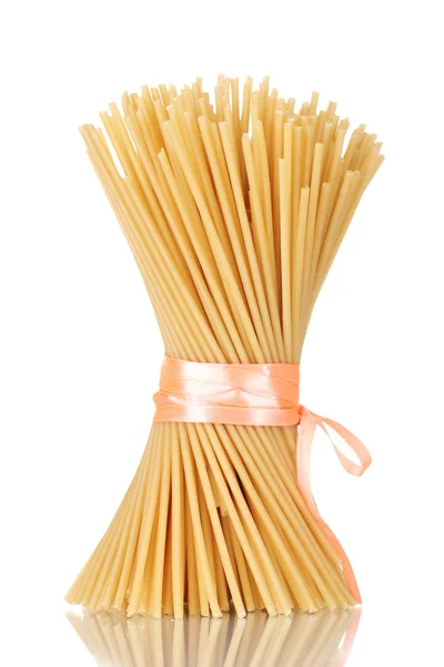 Куча спагетти с лентой, изолированной на белом — стоковое фото
