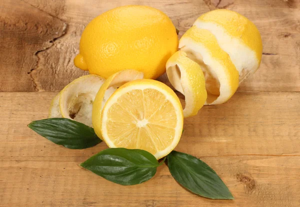 Ahşap masa yapraklarda ile olgun limon — Stok fotoğraf