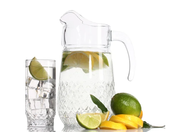 Στάμνα και ποτήρι λεμονάδα και λεμόνι που απομονώνονται σε λευκό — Φωτογραφία Αρχείου