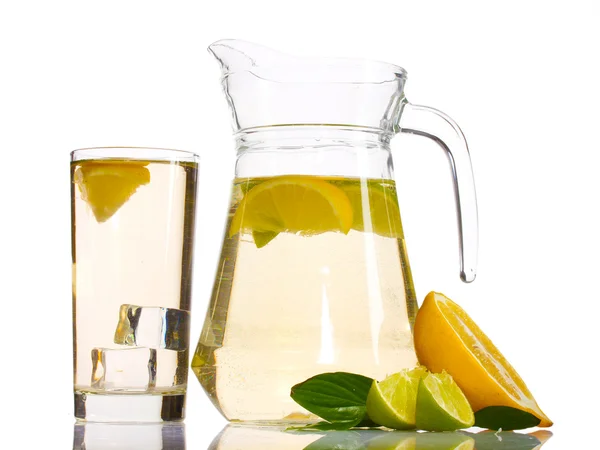 Pichet et verre de limonade et citron isolé sur blanc — Photo