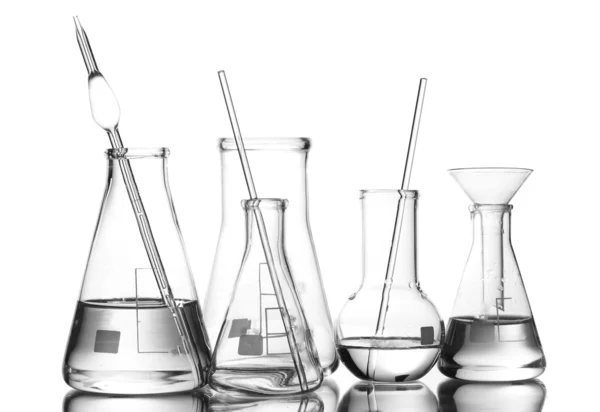 Verschillende laboratoriumglaswerk met water en lege met reflectie isoleren — Stockfoto