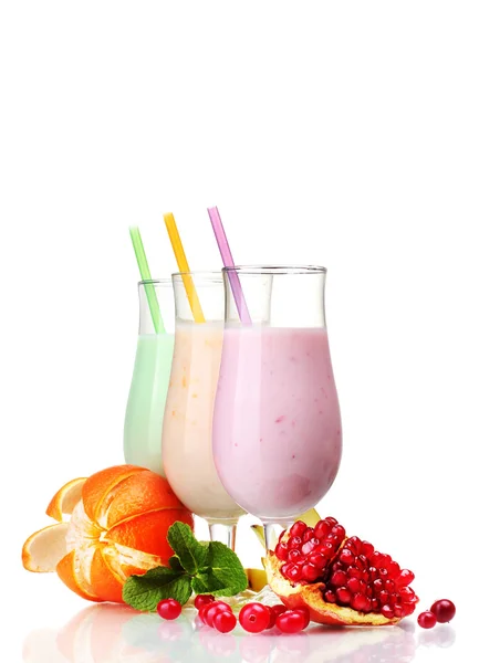 Batidos de leite com frutas isoladas em branco — Fotografia de Stock