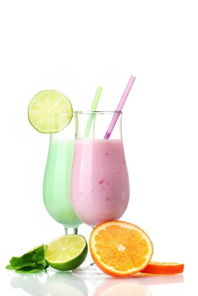 Молочные коктейли с фруктами, выделенными на белом — стоковое фото