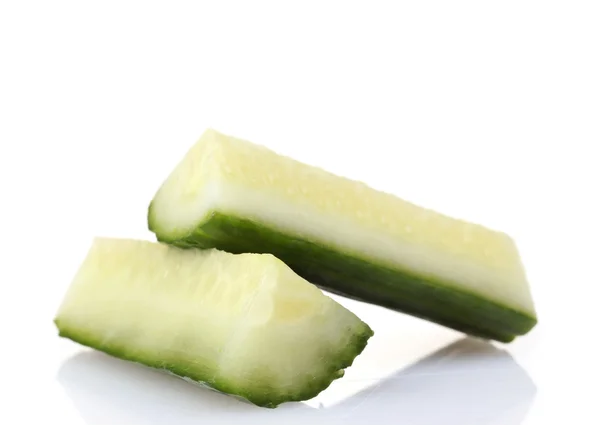 Vers gesneden komkommer geïsoleerd op wit — Stockfoto