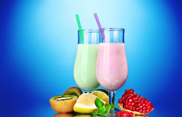 파란색 배경에 과일과 우유 쉐이크 — 스톡 사진