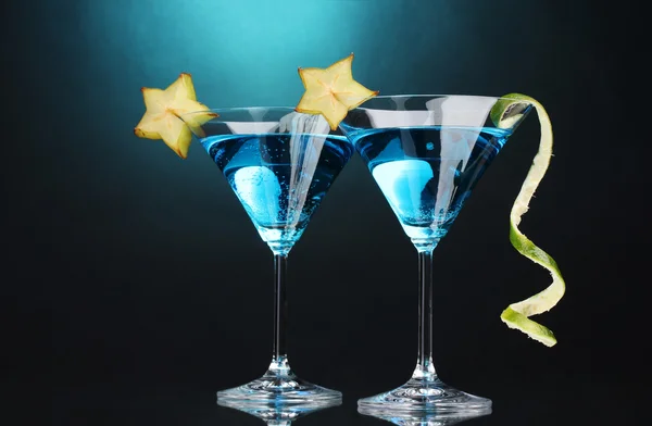 Blue cocktail in martini glasses on blue background — Stock Photo, Image