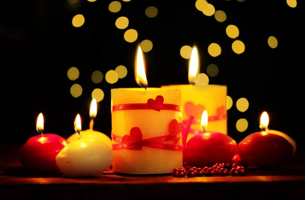 Mooie kaarsen op houten tafel op lichte achtergrond — Stockfoto
