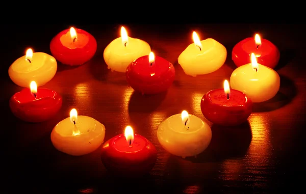Belle candele e decorazioni su tavolo di legno — Foto Stock