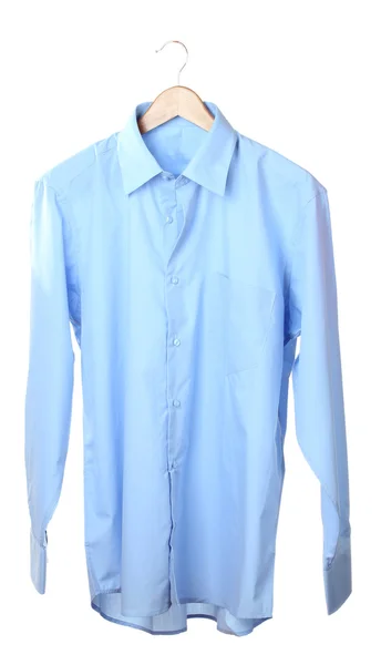 Chemise bleue sur cintre en bois isolé sur blanc — Photo