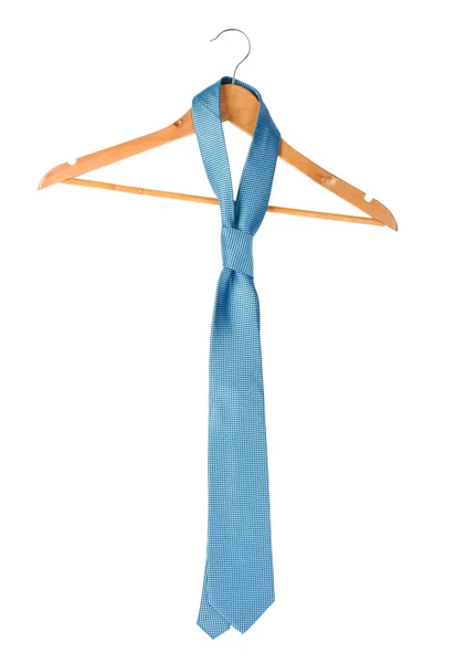 Niebieski krawat na drewniany wieszak na białym tle — Zdjęcie stockowe