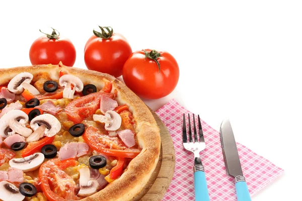 Pizza aromática com vegetais close-up isolado em branco — Fotografia de Stock
