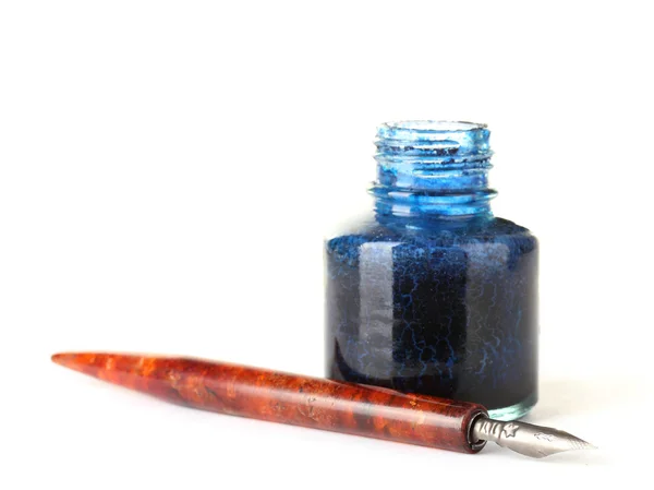 Alter Tintenstift und Tintenflasche isoliert auf Weiß — Stockfoto