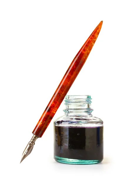 Vecchia penna inchiostro e bottiglia di inchiostro isolato su bianco — Foto Stock