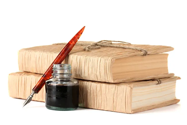 Libros antiguos, pluma de tinta y botella de tinta aislados en blanco — Foto de Stock