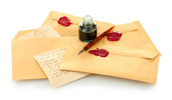 Bläckpenna, bläckhorn och gamla brev isolerad på vit — Stockfoto