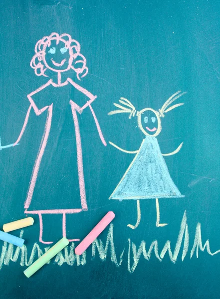 Счастливая семья, детский рисунок с мелом — стоковое фото