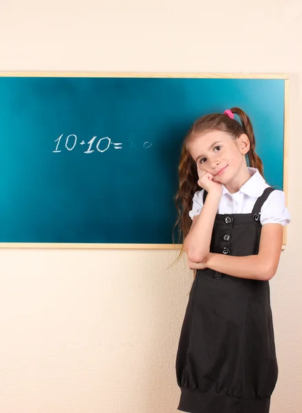 교실에서 칠판 근처에 서 아름 다운 소녀 — 스톡 사진