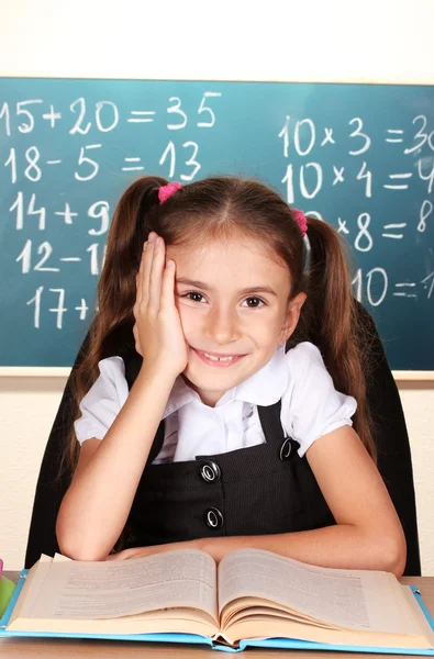 Lilla skolbarn i klassrum nära blackboard — Stockfoto