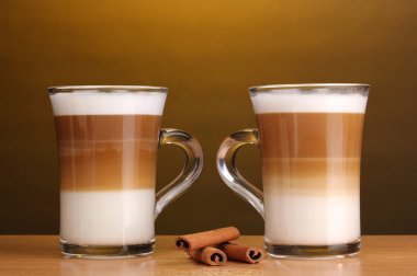 Güzel kokulu? offee latte cam bardak ve tarçın kahverengi b ahşap tablo