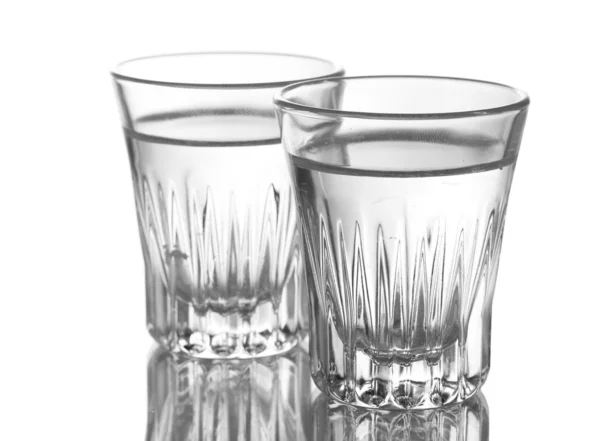 Zwei Glas Wodka isoliert auf weiß — Stockfoto