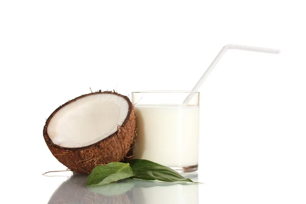 Kokosmælk og kokosnød isoleret på hvid - Stock-foto