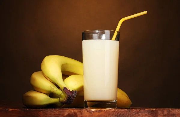 Suco de banana com bananas em marrom — Fotografia de Stock