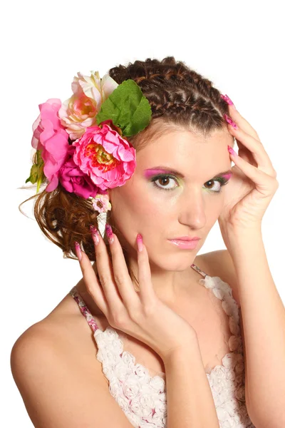 Красивая девушка с цветами в волосах изолированы на белом — стоковое фото