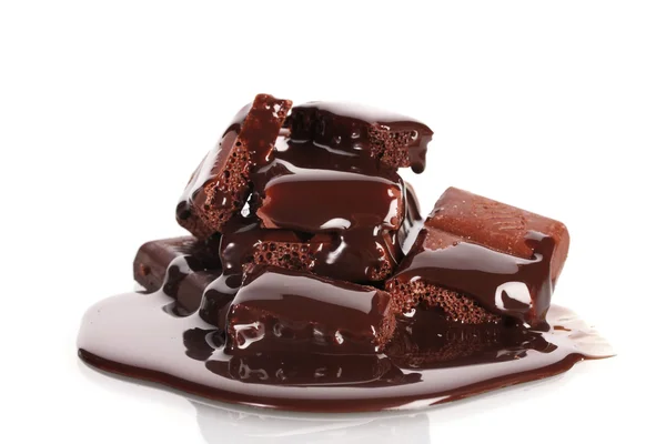 Segmenten van melk- en pure reep chocolade op wit wordt geïsoleerd gegoten — Stockfoto
