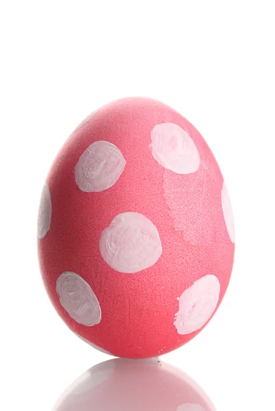 Beyaz nokta üzerinde beyaz izole ile pembe Paskalya yortusu yumurta — Stok fotoğraf