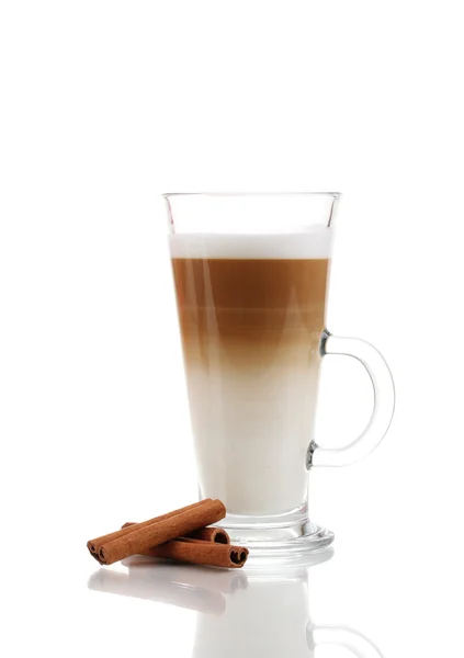 Fragante café con leche en taza de vidrio y canela aislada en blanco — Foto de Stock