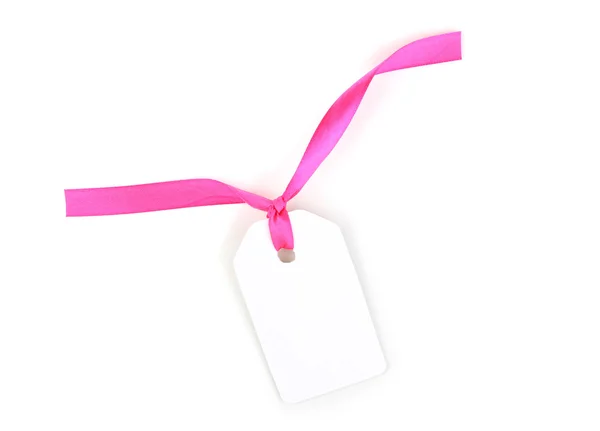 粉红色缎带上白色隔离的空白礼品标签 — 图库照片