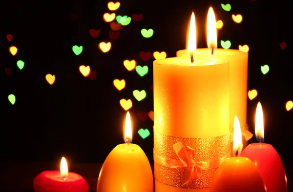 Hermosa vela y decoración en mesa de madera sobre fondo brillante — Foto de Stock