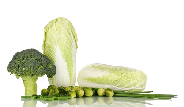 Taze lahana, brokoli ve yeşil soğan üzerinde beyaz izole — Stok fotoğraf