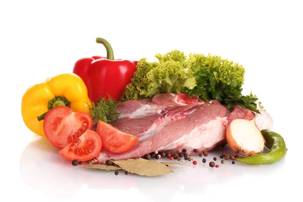Сырое мясо и овощи, изолированные на белом — стоковое фото