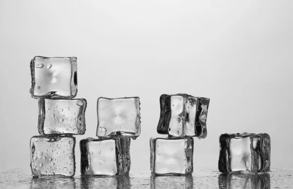 溶融氷を白で隔離されます。 — ストック写真