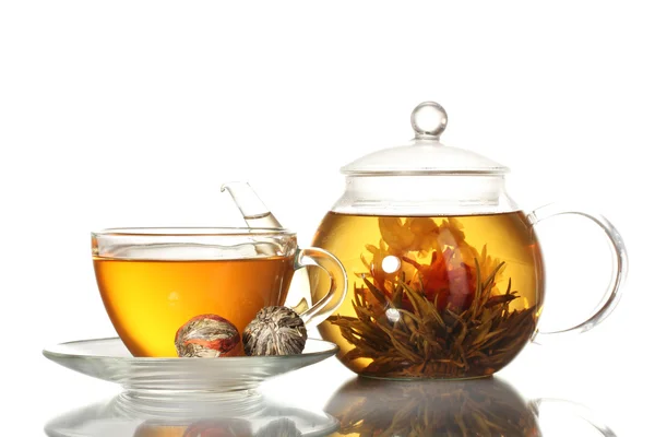 Экзотический зеленый чай с цветами в стеклянный чайник и чашку изолированы на белом — стоковое фото