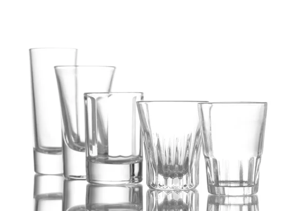 Многие пустые бокалы, изолированные на белом — стоковое фото