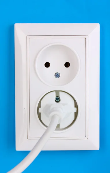 Toma eléctrica blanca con enchufe en la pared —  Fotos de Stock