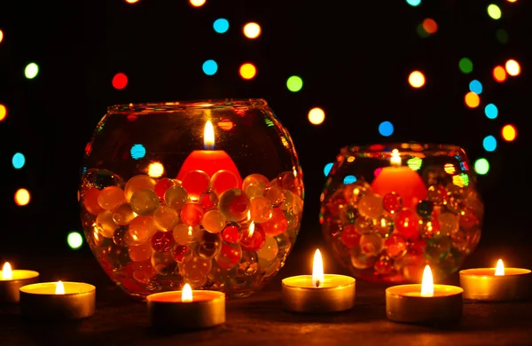 Splendida composizione di candele su tavolo di legno su sfondo luminoso — Foto Stock