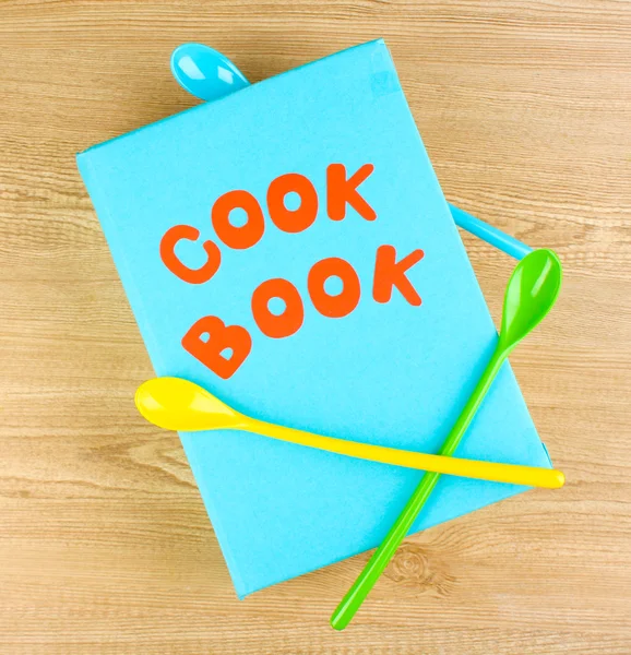 Βιβλίο μαγειρικής και τα μαγειρικά σκεύη σε ξύλινα φόντο — Φωτογραφία Αρχείου