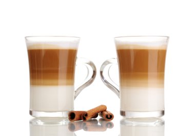 Güzel kokulu? offee latte cam bardak ve üzerinde beyaz izole tarçın