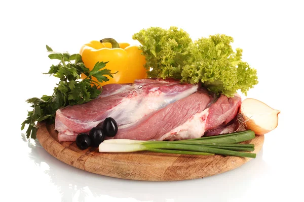 Surowe mięso i warzywa na deska na białym tle na Zielone Świątki? — Zdjęcie stockowe
