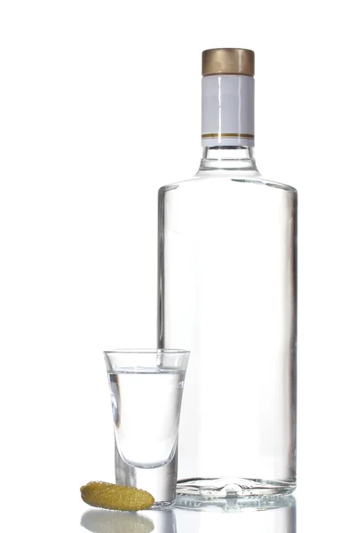 Láhev vodky a sklenici s okurkou izolovaných na bílém — Stock fotografie