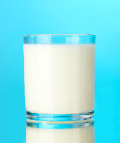 Szklanka mleka na niebiesko — Zdjęcie stockowe