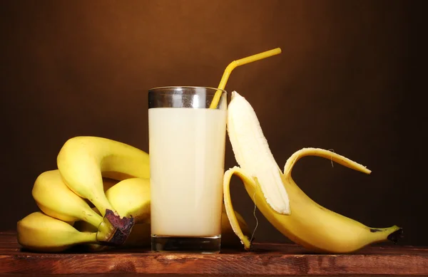 Suco de banana com bananas em marrom — Fotografia de Stock