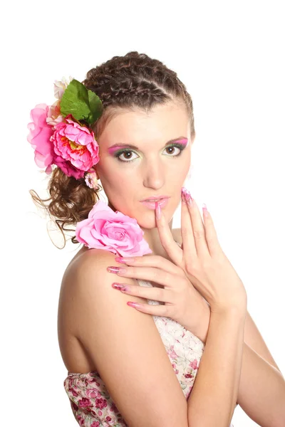Piękna dziewczyna z kwiatami we włosach na białym tle — Zdjęcie stockowe