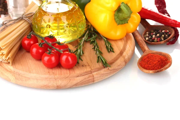 Espaguetis, frasco de aceite, especias y verduras sobre tabla de madera aislado en wh —  Fotos de Stock