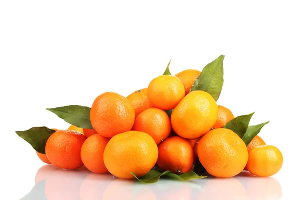 Tangerines με φύλλα που απομονώνονται σε λευκό — Φωτογραφία Αρχείου