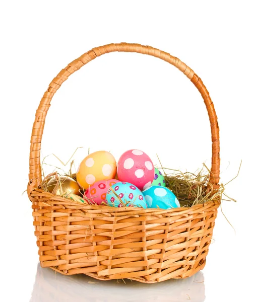 Huevos de Pascua coloridos en la cesta aislados en blanco —  Fotos de Stock