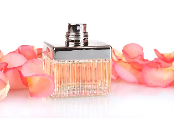 Parfém v krásnou láhev a lístky izolovaných na bílém — Stock fotografie